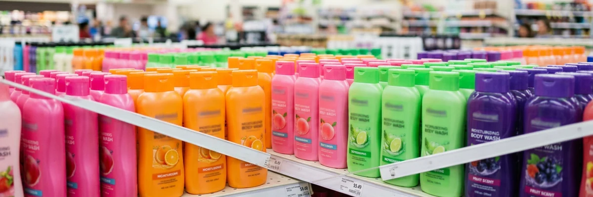 Plusieurs gels douche colorés alignés, style catalogue